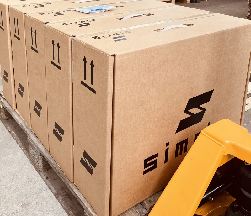 Eine Palette mit Simrig-Motion-Systemen Eine Palette mit Simrig-Motion-Systemen