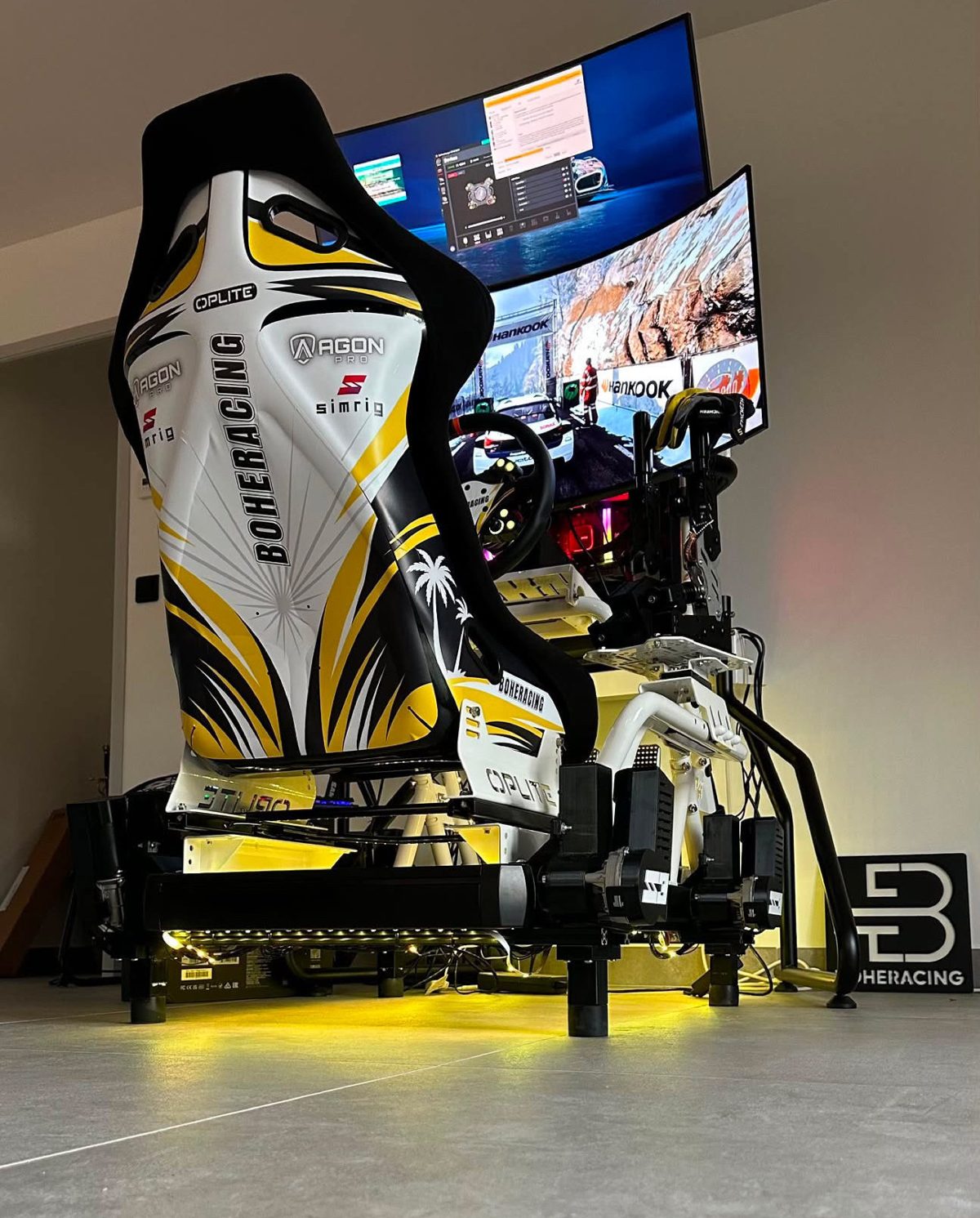 En Oplite R8 Fury med ett Boheracing-säte, böjda skärmar och gul belysning under riggen