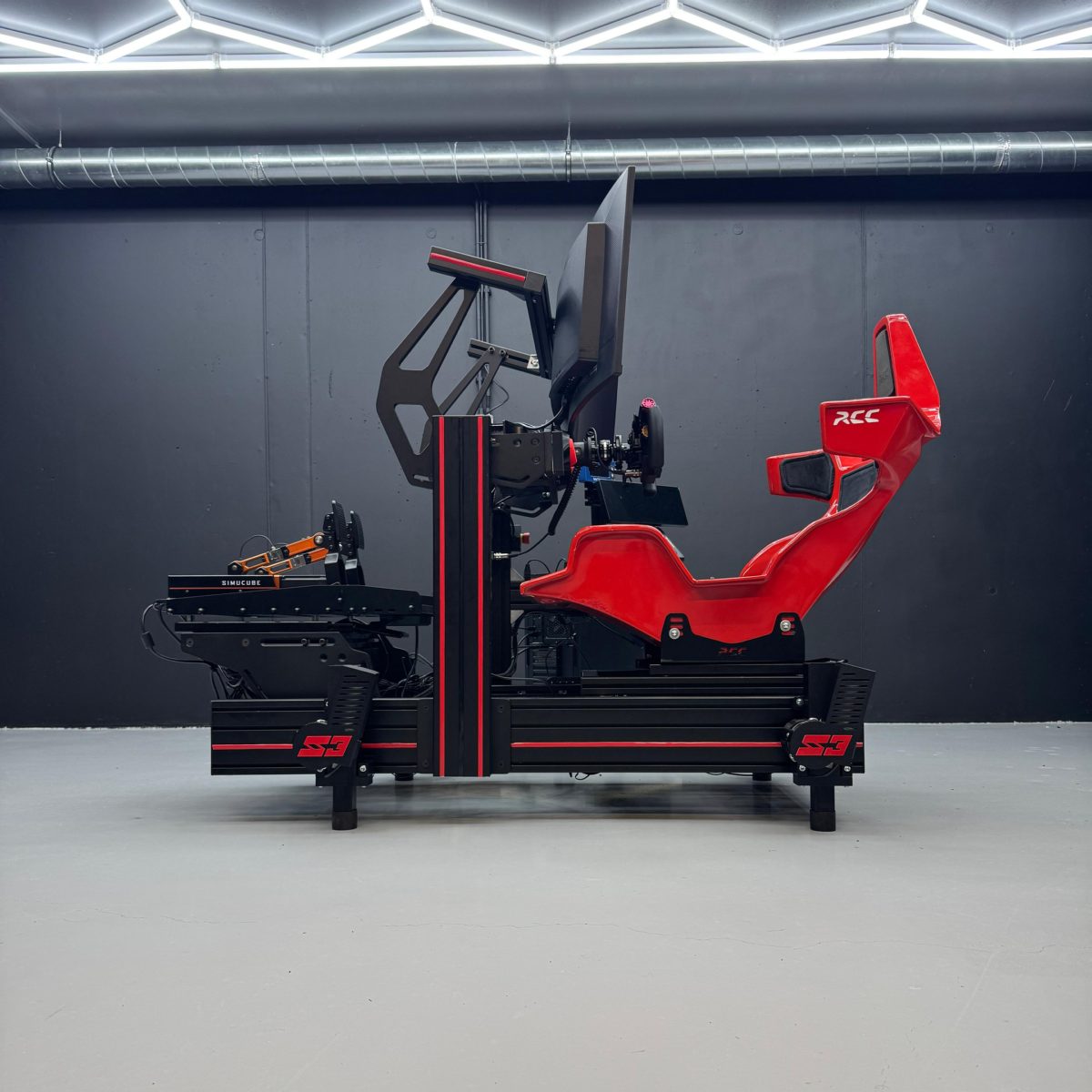 En SIM-LAB P1X Pro med röda ränder, ett rött racingsäte och SR3-aktuatorer med röda logotyper