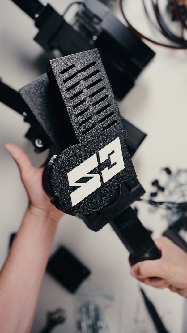Ett SIMRIG SR3 ställdon som hålls i två händer