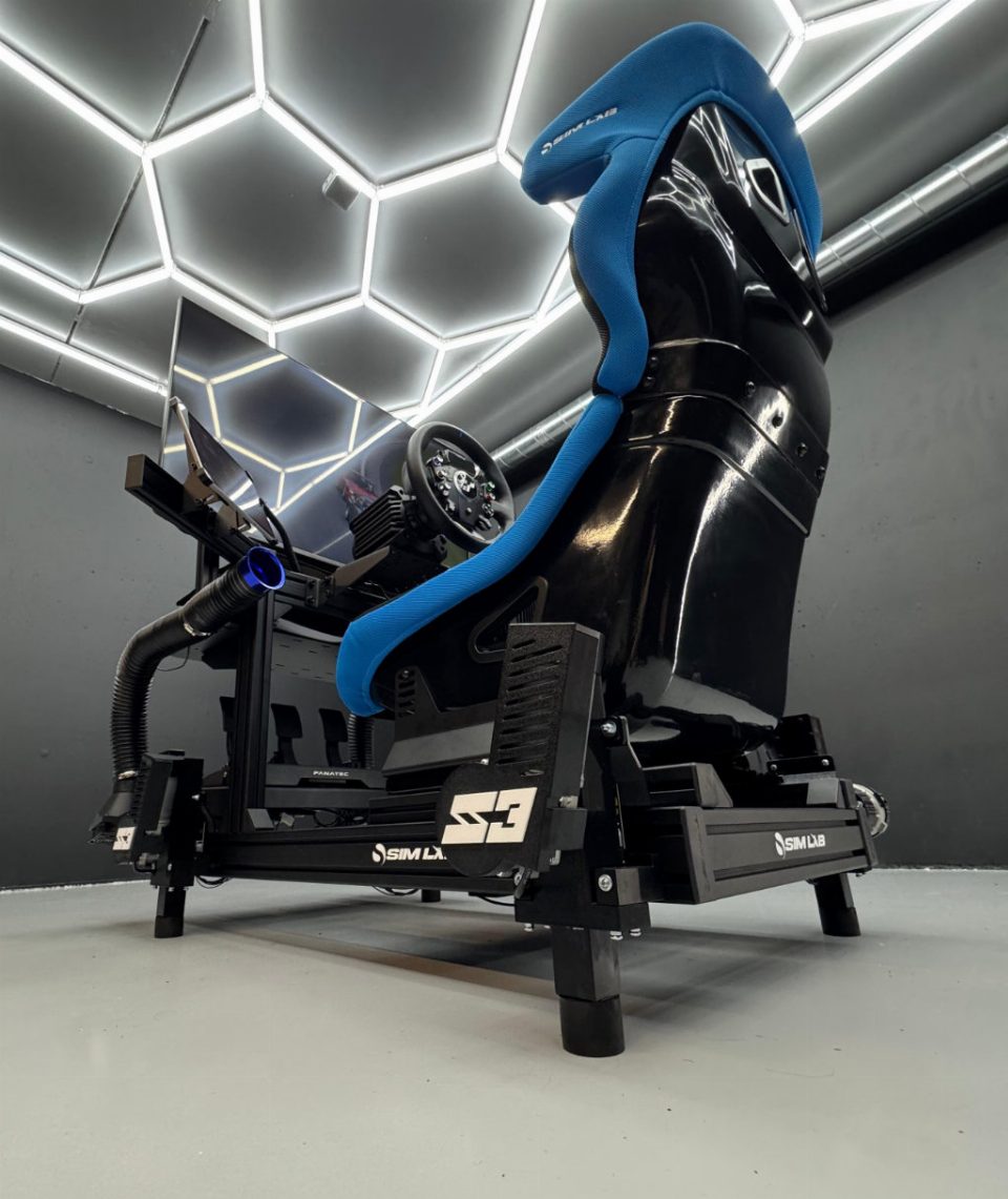 Ein SIMRIG SR3 Motion System unter einem Aluminiumprofil-Simracing-Rig mit einem Rennsitz