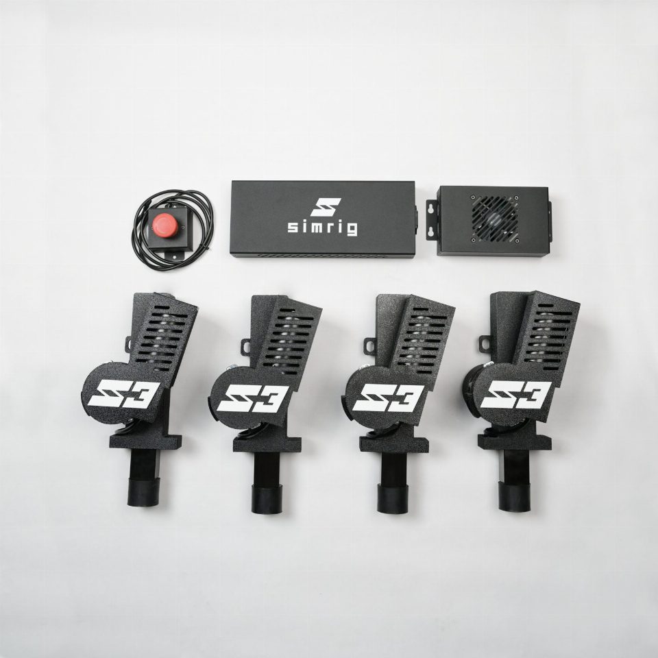 SIMRIG SR3 motion-systeemcomponenten uitgestald: vier actuators, de ECU, de voeding en de noodstop